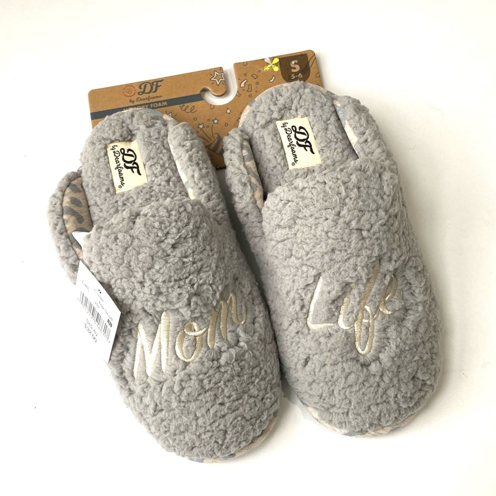 DEAR FOAMS New $32 Womens Small 5-6 Gray Mom Life Slip On Fuzzy Slippers D11